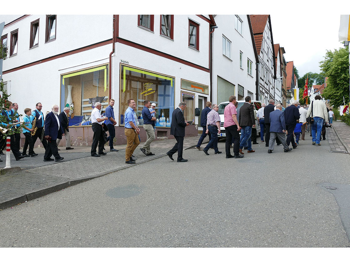 Fronleichnamsprozession durch die Straßen von Naumburg (Foto: Karl-Franz Thiede)